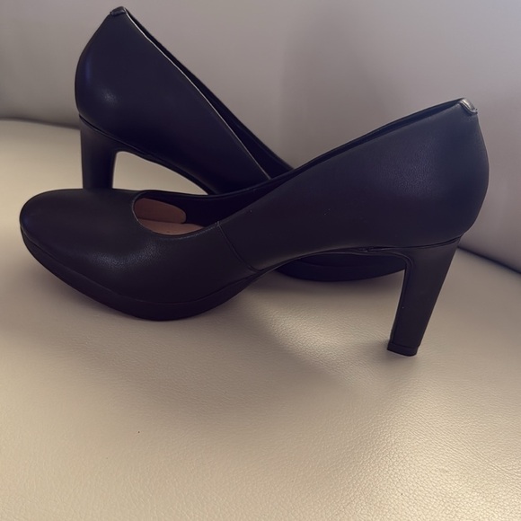 NWT CLARKS Ambyr Joy Black Leather Pumps - Picture 2 of 5